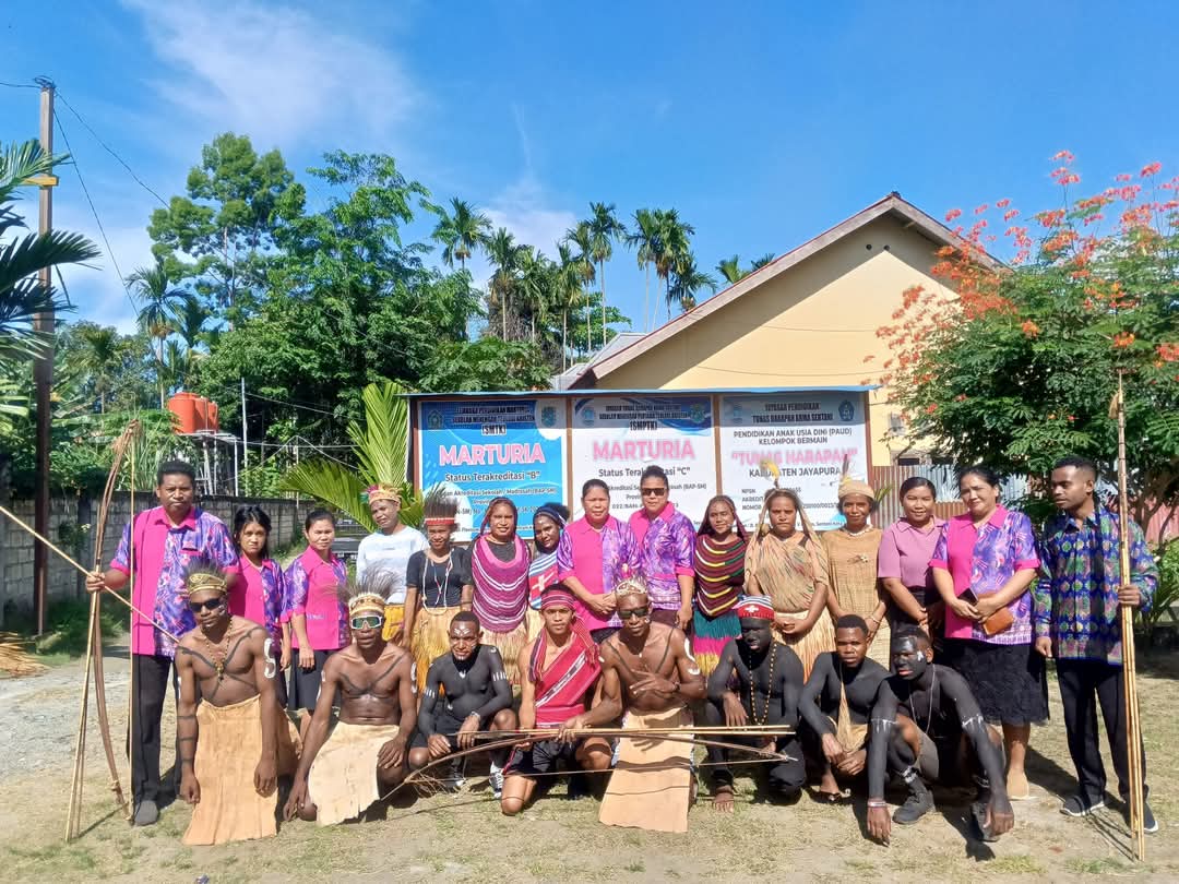 Foto bersama Pentas Sentani